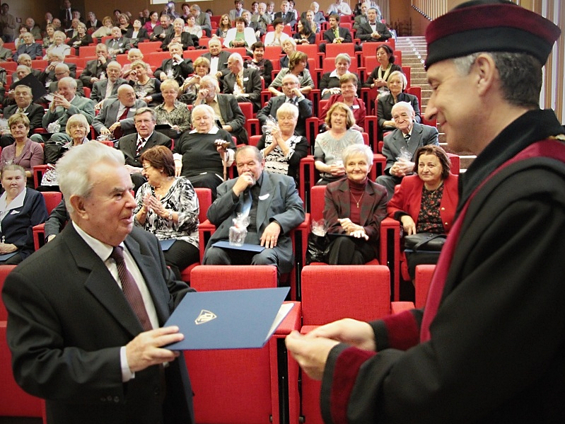 Profesor Jan Peřina zlatým absolventem Univerzity Palackého